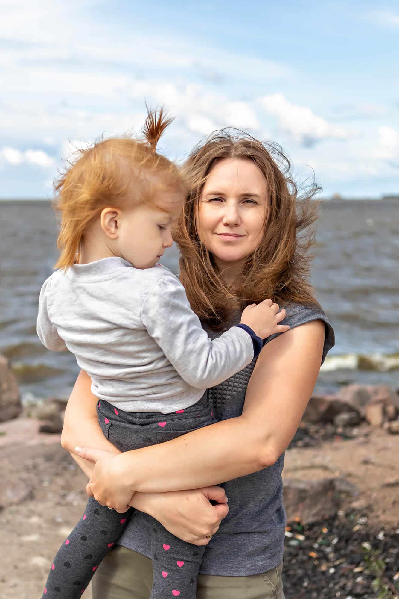 mom-with-a-little-daughter-in-her-arms-hugging-on-2023-11-27-05-23-20-utc.jpg